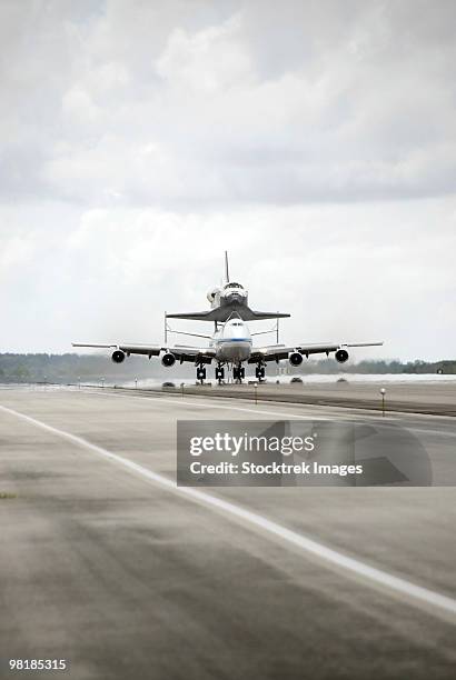 space shuttle discovery sits atop the boeing 747 shuttle carrier aircraft. - cabo cañaveral fotografías e imágenes de stock