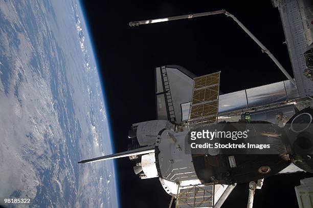 space shuttle discovery backdropped by earth's horizon. - planeta terra fotografías e imágenes de stock