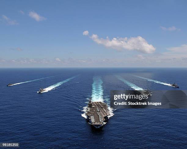 the aircraft carrier uss abraham lincoln leading a formation of ships from the abraham lincoln strik - uss abraham lincoln stockfoto's en -beelden