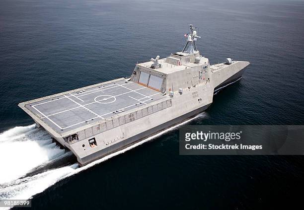 the littoral combat ship independence underway during builder's trials in the gulf of mexico. - littoral - fotografias e filmes do acervo