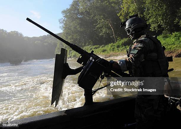 a special warfare combatant-craft crewman manning an m240n .762mm machine gun at fort knox. - fort knox fotografías e imágenes de stock