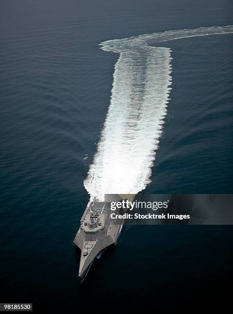 the littoral combat ship independence underway during builder's trials in the gulf of mexico. - littoral - fotografias e filmes do acervo