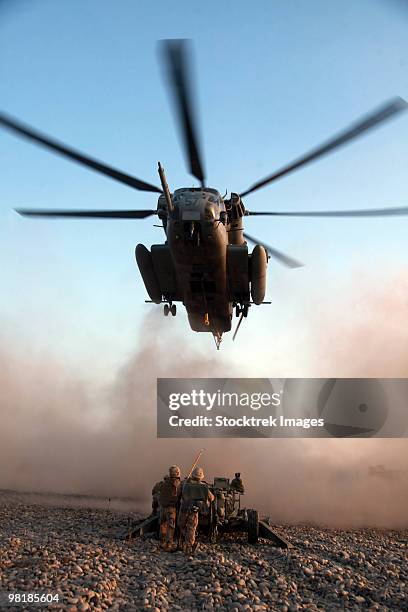 u.s. marines preparing to attach an m777a2 lightweight howitzer to a ch-53e super stallion helicopte - united states marine corps stockfoto's en -beelden