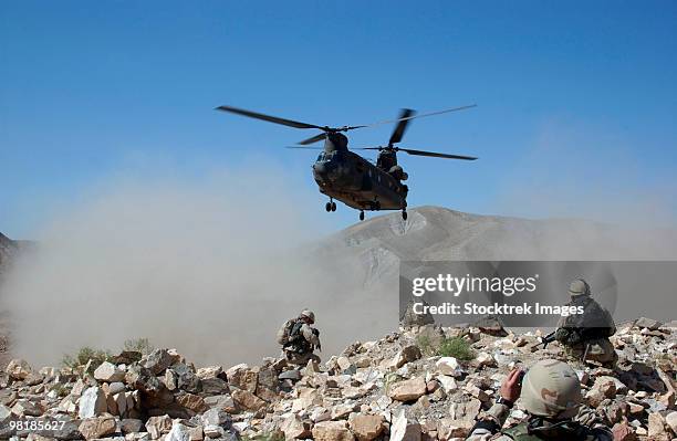 clouds of dust kicked up by the rotor wash of a ch-47 chinook helicopter in afghanistan. - afghanistan war 個照片及圖片檔