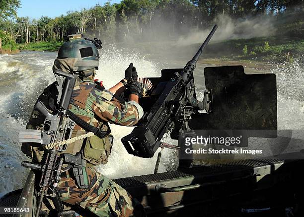 a special warfare combatant-craft crewman reloading an m2 heavy barrel .50 caliber machine gun. - fort knox fotografías e imágenes de stock