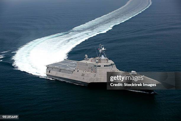 the littoral combat ship independence underway during builder's trials in the gulf of mexico. - littoral - fotografias e filmes do acervo