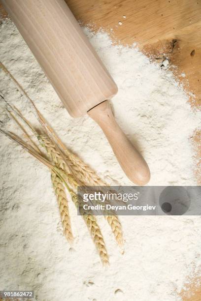 pile of flour, rolling pin and wheat - rolling pin stock-fotos und bilder