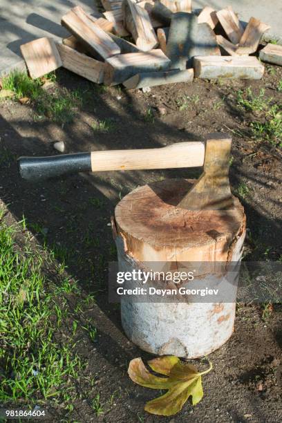 ax chopping wood on chopping block - wood block stockfoto's en -beelden