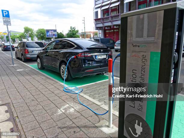 charging a tesla electric car - model x - karl friedrich stock pictures, royalty-free photos & images