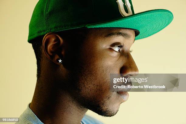 african american man wearing baseball cap - cap hat stockfoto's en -beelden