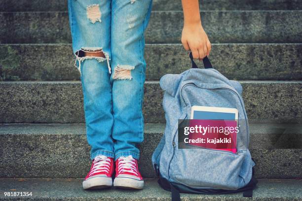 junge studentin mit rucksack - rucksacks stock-fotos und bilder