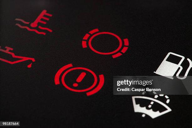 detail of warning lights on a car dashboard - cuadro de instrumentos fotografías e imágenes de stock