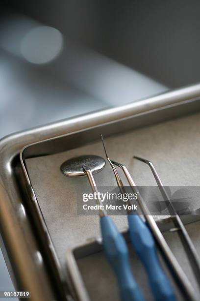 detail of dental instruments on a tray - rimotore di placca foto e immagini stock