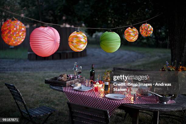 a messy table after a dinner party - hanging in garden stock-fotos und bilder