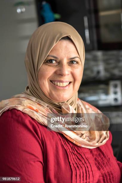 sorridente donna matura mediorientale - dupatta foto e immagini stock