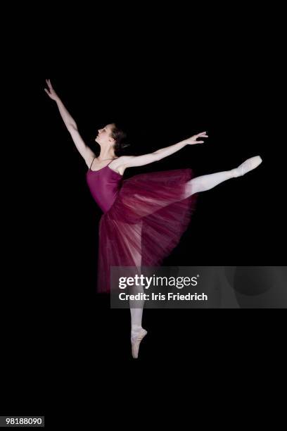 a ballet dancer doing an arabesque - arabesque-position stock pictures, royalty-free photos & images