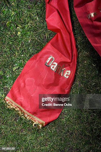 a red scarf printed with the word danke - danke 個照片及圖片檔