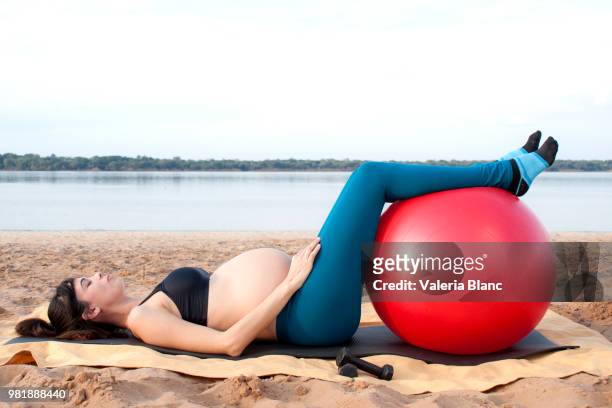 mujer embarazada haciendo gimnasia - mujer stock-fotos und bilder