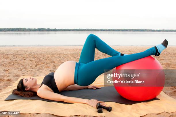 mujer embarazada haciendo gimnasia - mujer stock-fotos und bilder