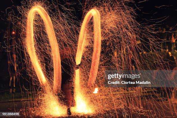 juggle with steel wool (sirius band) - steel band stock pictures, royalty-free photos & images