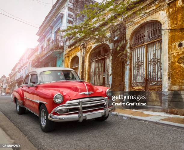 vintage klassiska amerikanska oldtimer car i gamla stan i havanna kuba - old havana bildbanksfoton och bilder