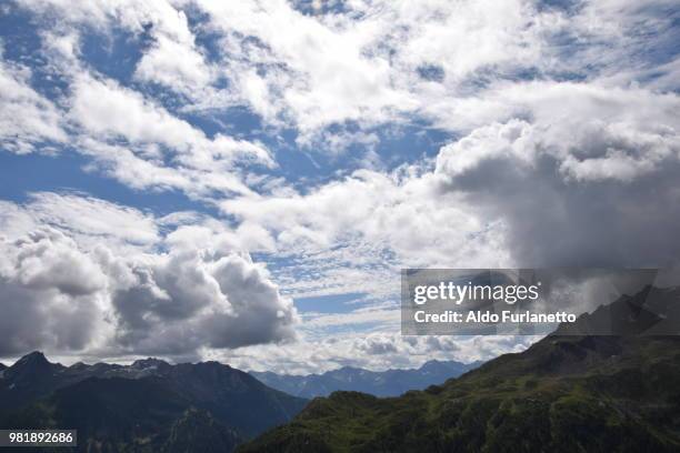 nuvole dal timmelsjoch o rombo - rombo stock pictures, royalty-free photos & images