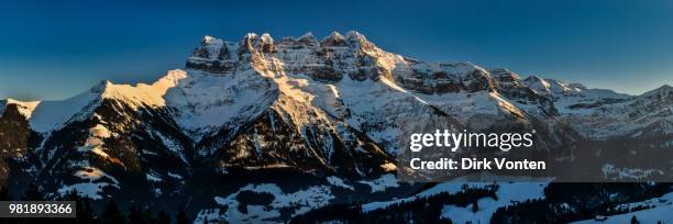 dents du midi, swiss alps - dents du midi stockfoto's en -beelden