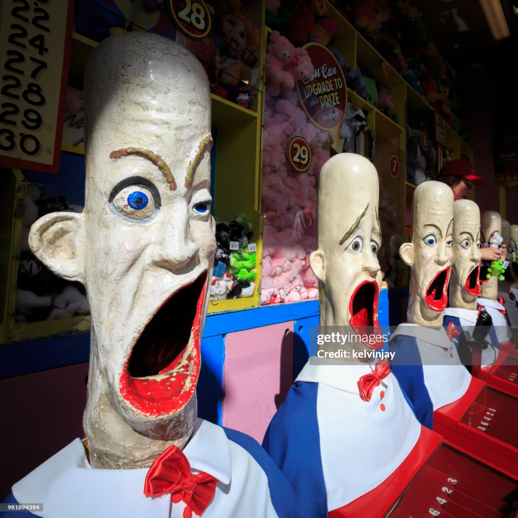 Verrückt aussehenden Köpfe im Vergnügungspark Spiel stand, Luna Park, Sydney, Australien