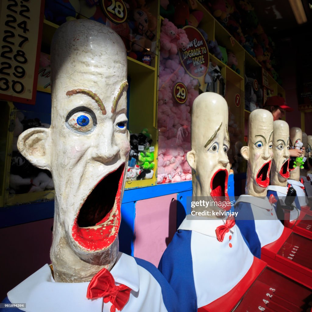 Teste dall'aspetto pazzo nella cabina giochi del parco divertimenti, Luna Park, Sydney, Australia