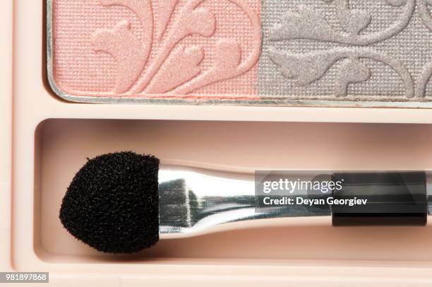 makeup cosmetics - cepillo de papel de pared fotografías e imágenes de stock