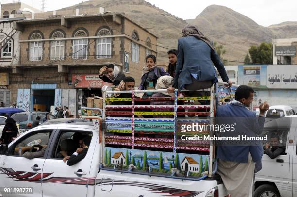 Yemenis displaced from the Yemen's western port city of Hodaida during fighting and airstrikes lunched to capture the city from Houthi fighters on...