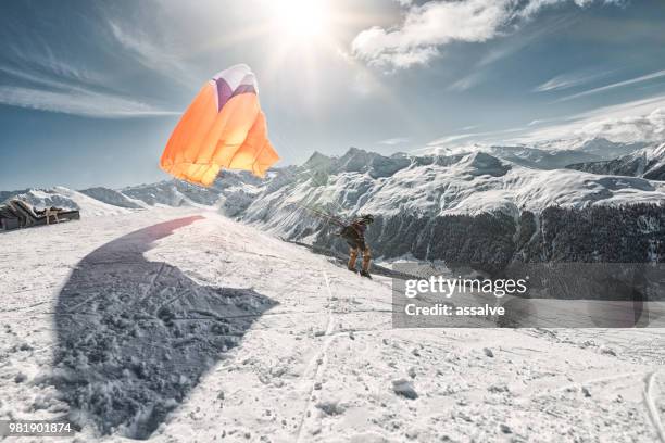 un esquiador comienza para speedriding. speedriding es un nuevo deporte extremo y combina el esquí con el parapente. - chute ski fotografías e imágenes de stock