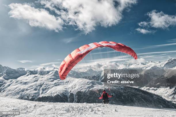 滑雪者開始 speedriding。speedriding 是一種新的極限運動, 結合滑雪和滑翔。 - chute ski 個照片及圖片檔