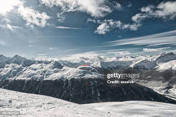 parapendio a davos, svizzera - davos 2018 foto e immagini stock