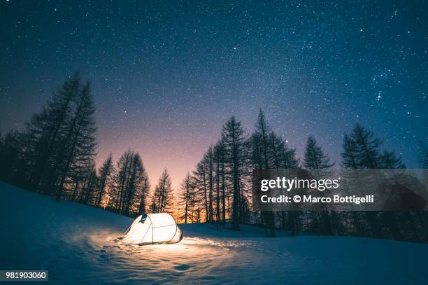 camping outdoors at night in winter - zelt nacht stock-fotos und bilder