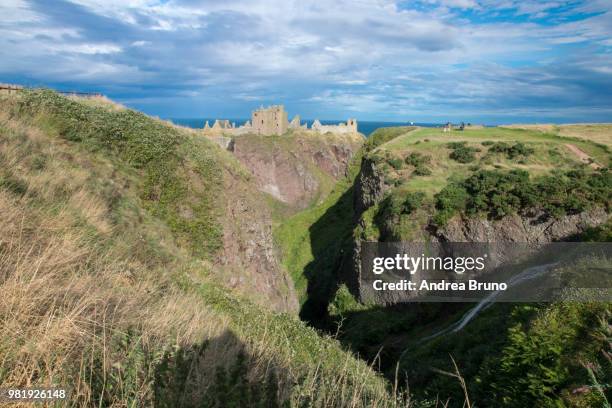 dunnottar castle con vista panoramica - panoramica 個照片及圖片檔