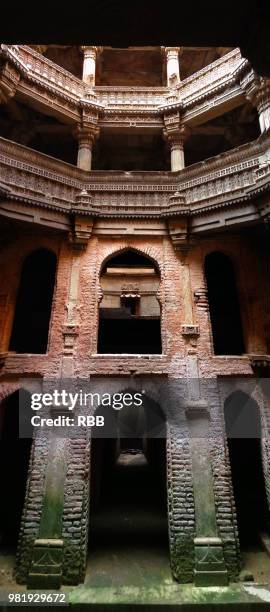 step well of adalaj - step well stockfoto's en -beelden