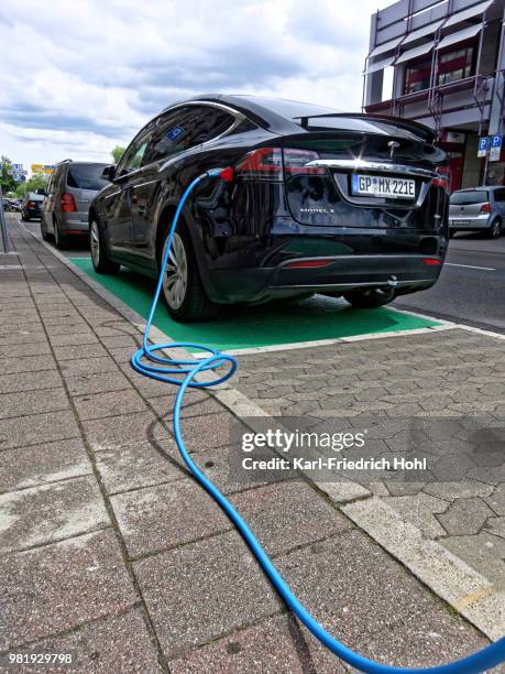 charging a tesla electric car - model x - karl friedrich stock pictures, royalty-free photos & images