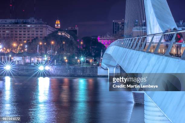 puente de la mujer - mujer stock pictures, royalty-free photos & images
