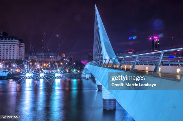 puente de la mujer - mujer stock-fotos und bilder