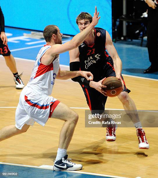 Tiago Splitter, #21 of Caja Laboral competes with Ramunas Siskauskas, #9 of CSKA Moscow during the Euroleague Basketball 2009-2010 Play Off Game 4...