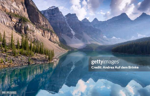 moraine lake - auf dem land foto e immagini stock