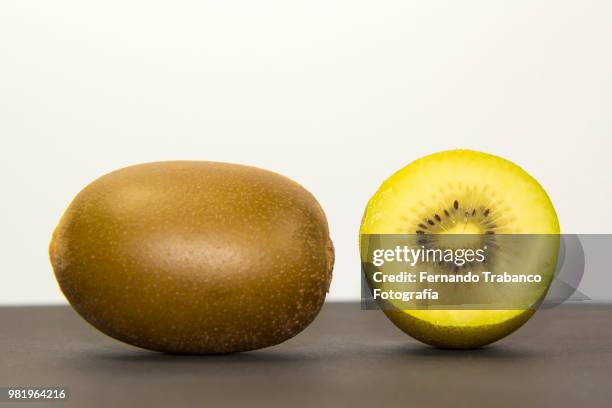 kiwi meat with seeds - fernando trabanco fotografías e imágenes de stock