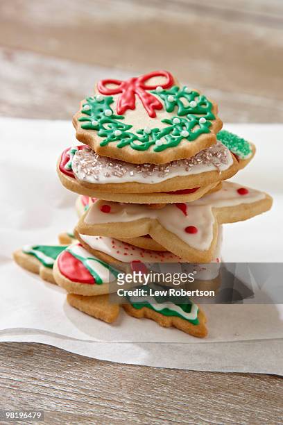 stack of holiday cookies - biscuit au sucre photos et images de collection