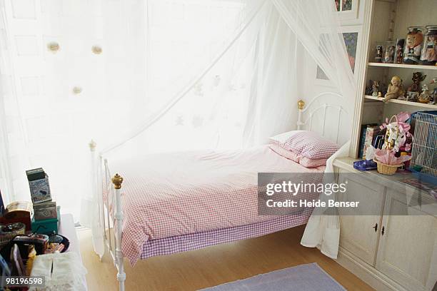 girl's bedroom - tulle netting stock-fotos und bilder