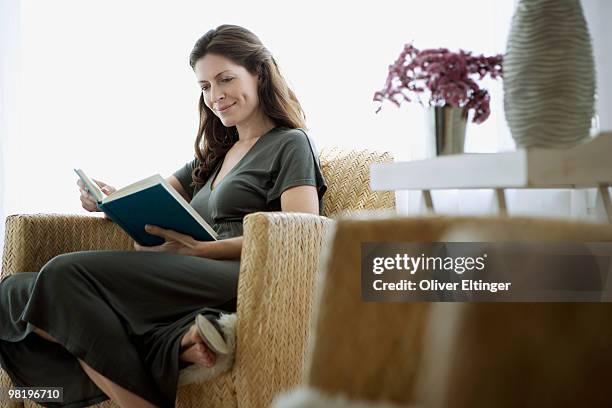 woman reading - oliver eltinger stock-fotos und bilder