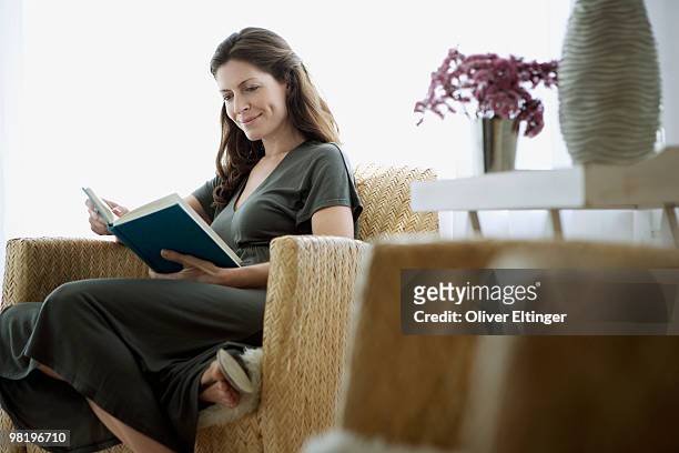 woman reading - oliver eltinger - fotografias e filmes do acervo