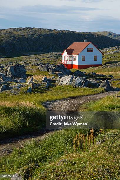 house with dirt road, quirpon island, newfoundland, canada - llanura costera fotografías e imágenes de stock