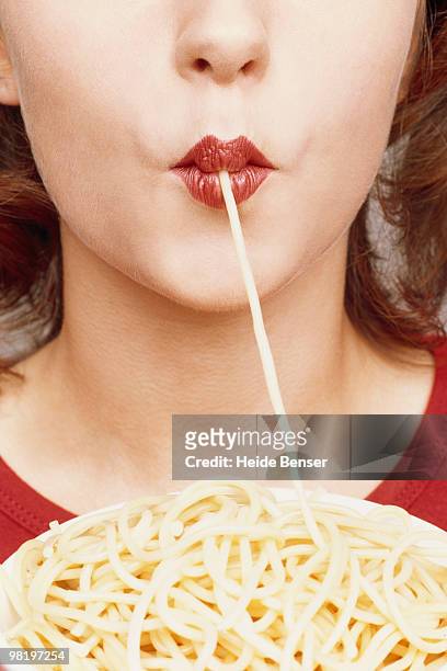 woman eating spaghetti - sucking fotografías e imágenes de stock