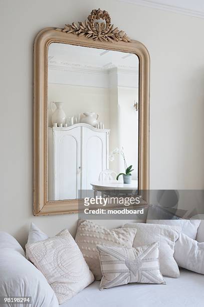 framed mirror above daybed with cushions - streatham 個照片及圖片檔